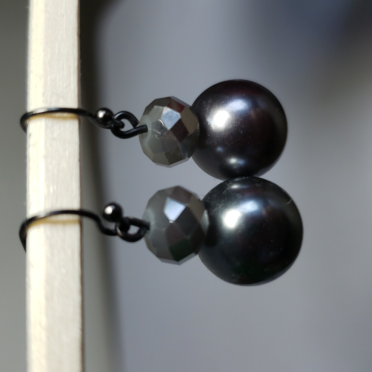 Croft Barrow Smoky Grey Faux Pearl Dangly Earrings 9$